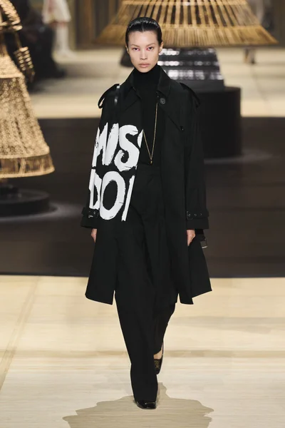 Look 16